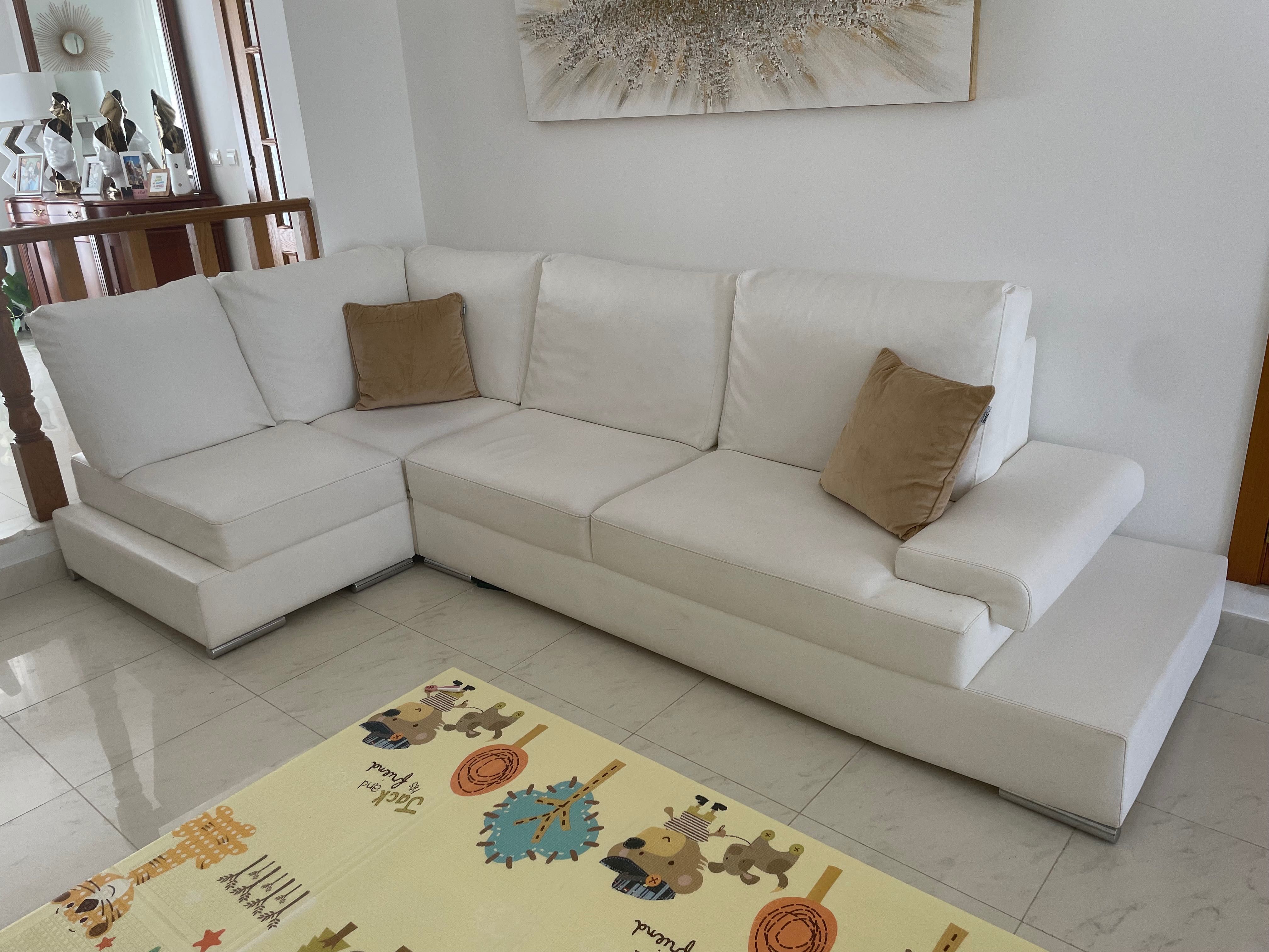 Conjunto sofá chaise long, poltronas e cadeiras de jantar