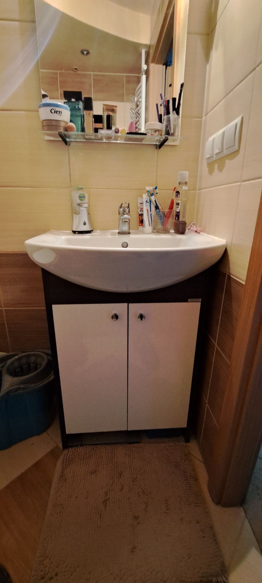 Szafka łazienkowa z umywalką.