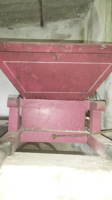 Esmagadora de uvas manual e cesto