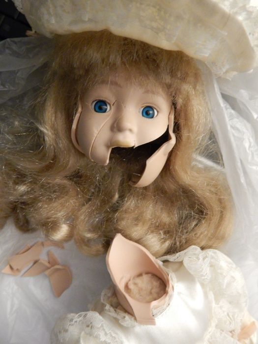 Boneca de porcelana com peças e vestido para outras