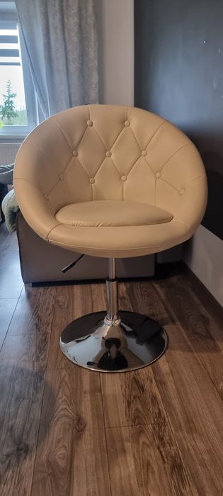 Fotel obrotowy z regulowaną wysokością