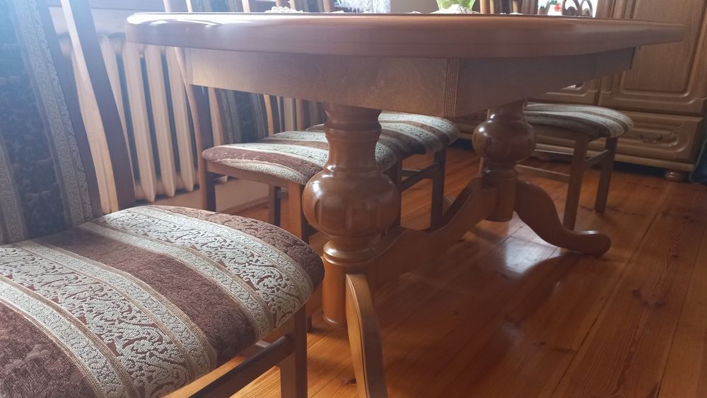 Stół dębowy rozkładany i 8 krzeseł