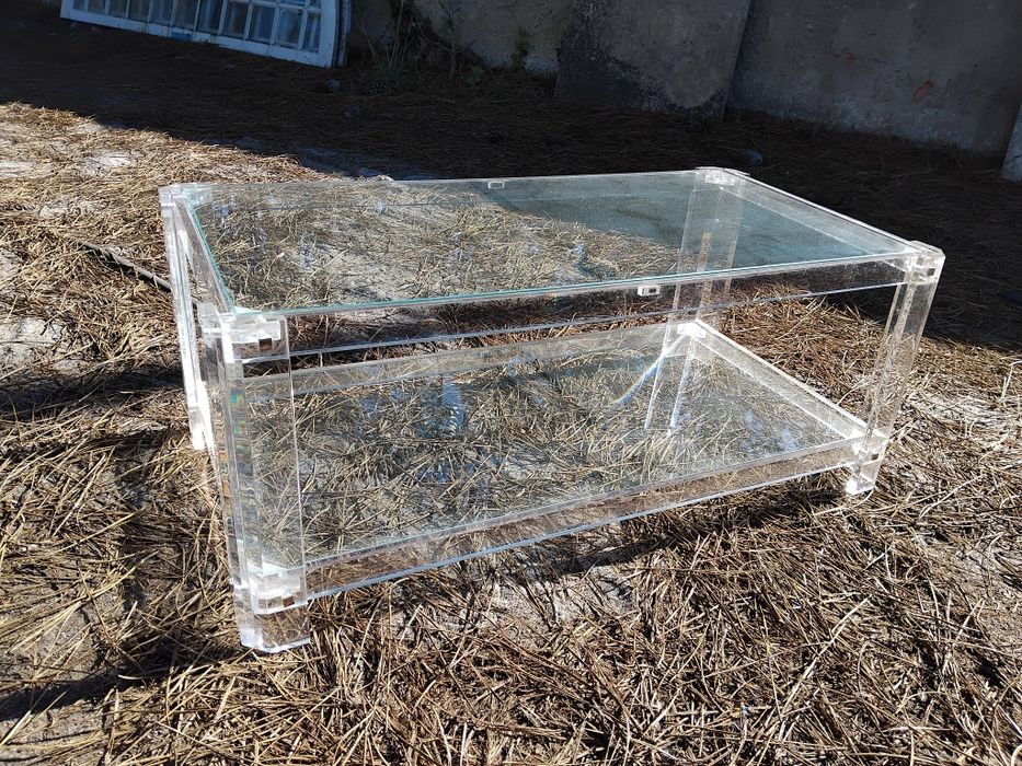 Mesa de centro em acrílico e vidro