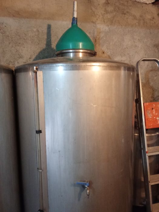 Vendo cubas de inox para vinho