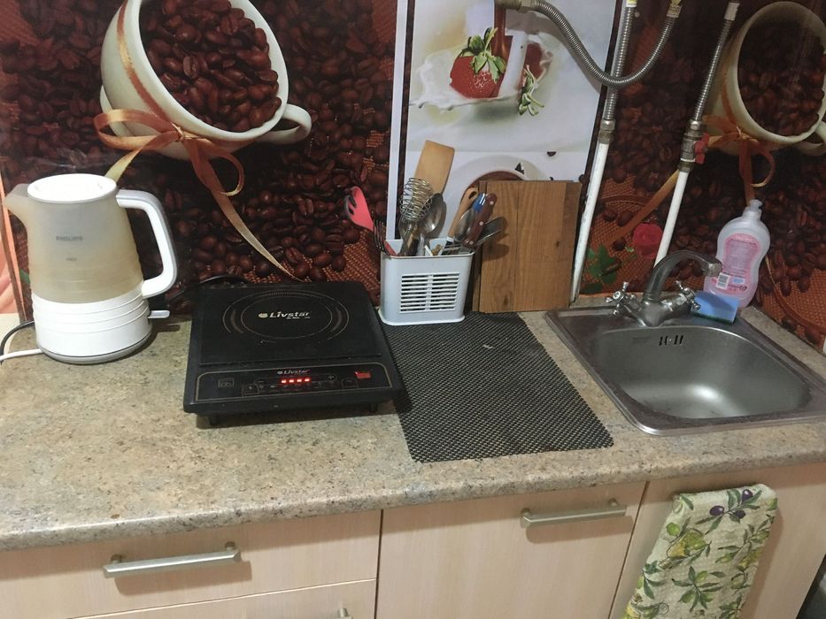 Продам 2х поверх. будинок з участком  10 сот.біля метро Перемога