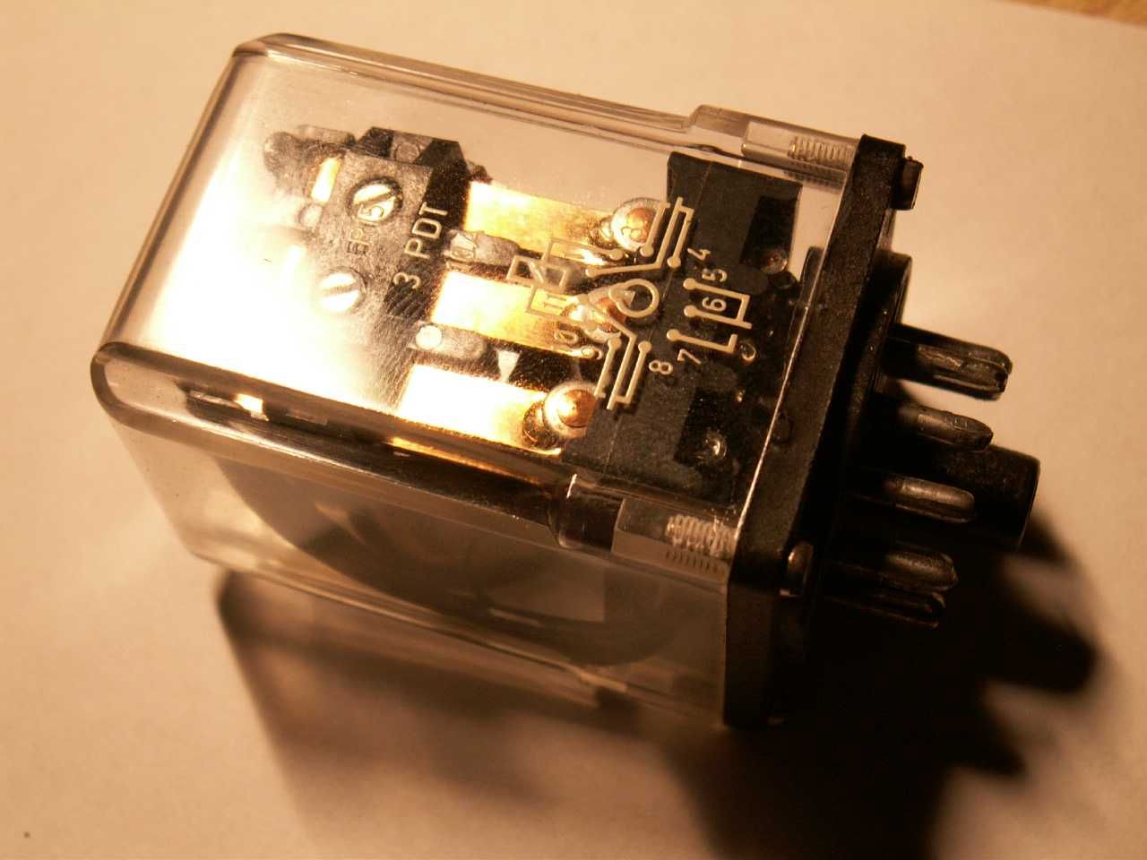 Przekaźnik ELEKTROMAGNETYCZNY  220 V  Lumen -  R-15  3PDT 10A - 11 Pin