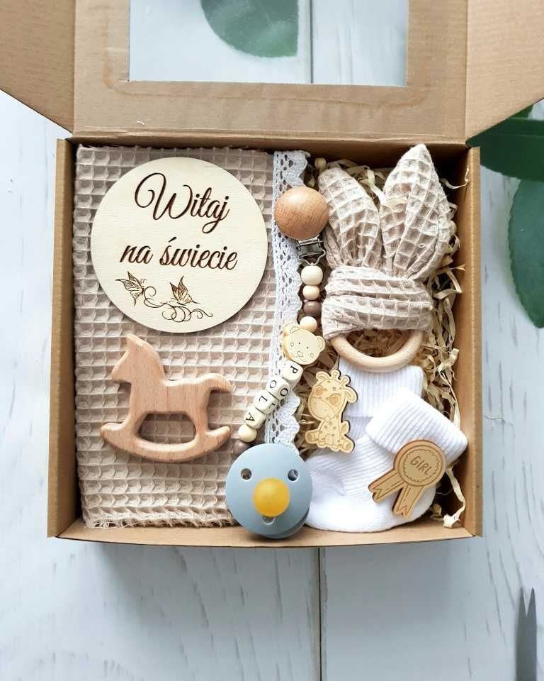 Prezent dla niemowlaka Gift Box Baby wafel bezowy zawieszka