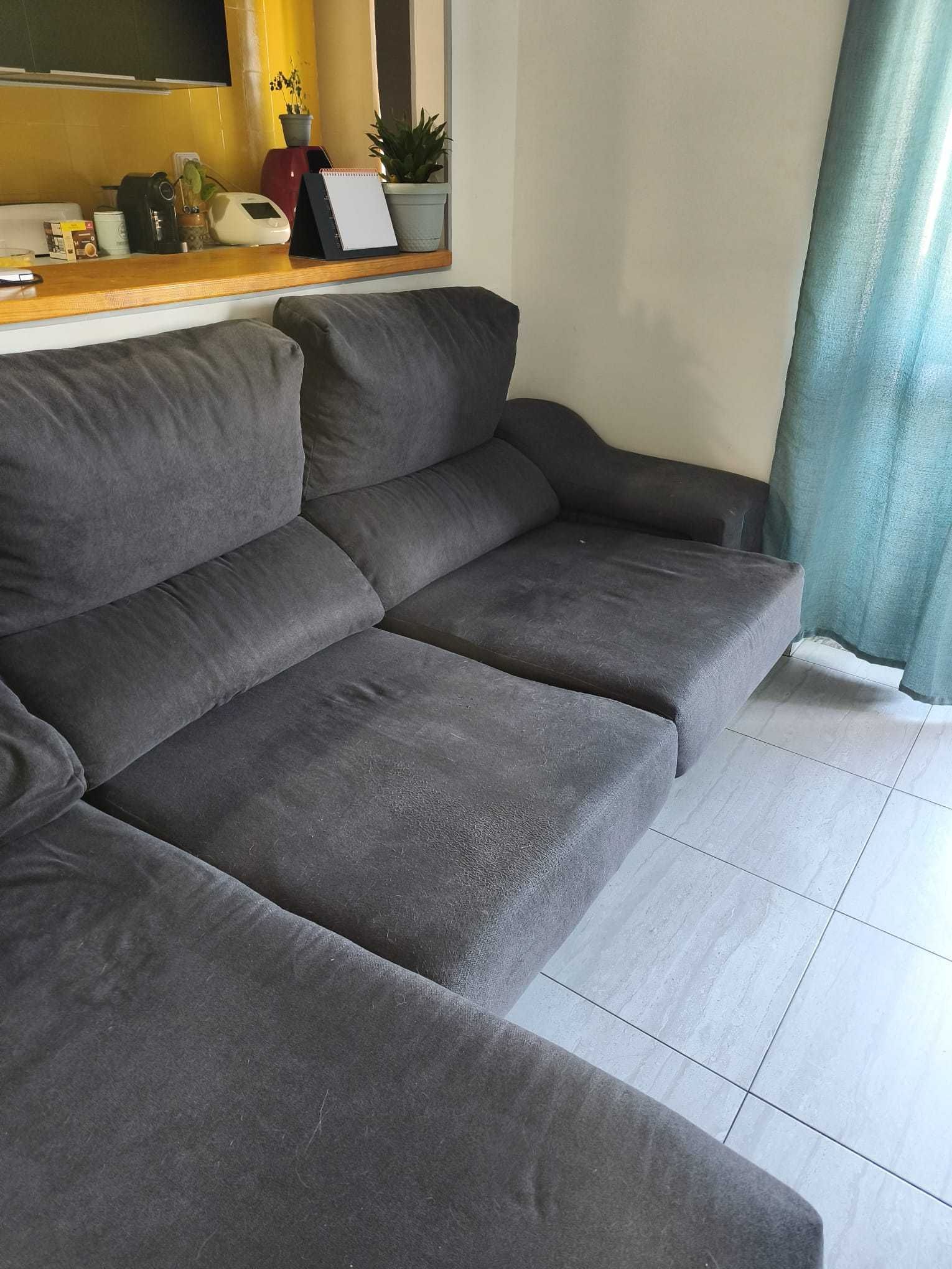 Sofá com Chaise Longue – 260cm – 2 Poufs + Arrumação – 250€ Negociável