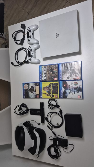 Pack PS4 Pro Branca (1TB) + PlayStation VR + 2 Comandos + 5 Jogos