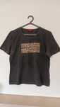 T-shirt preta e bege da Burberry