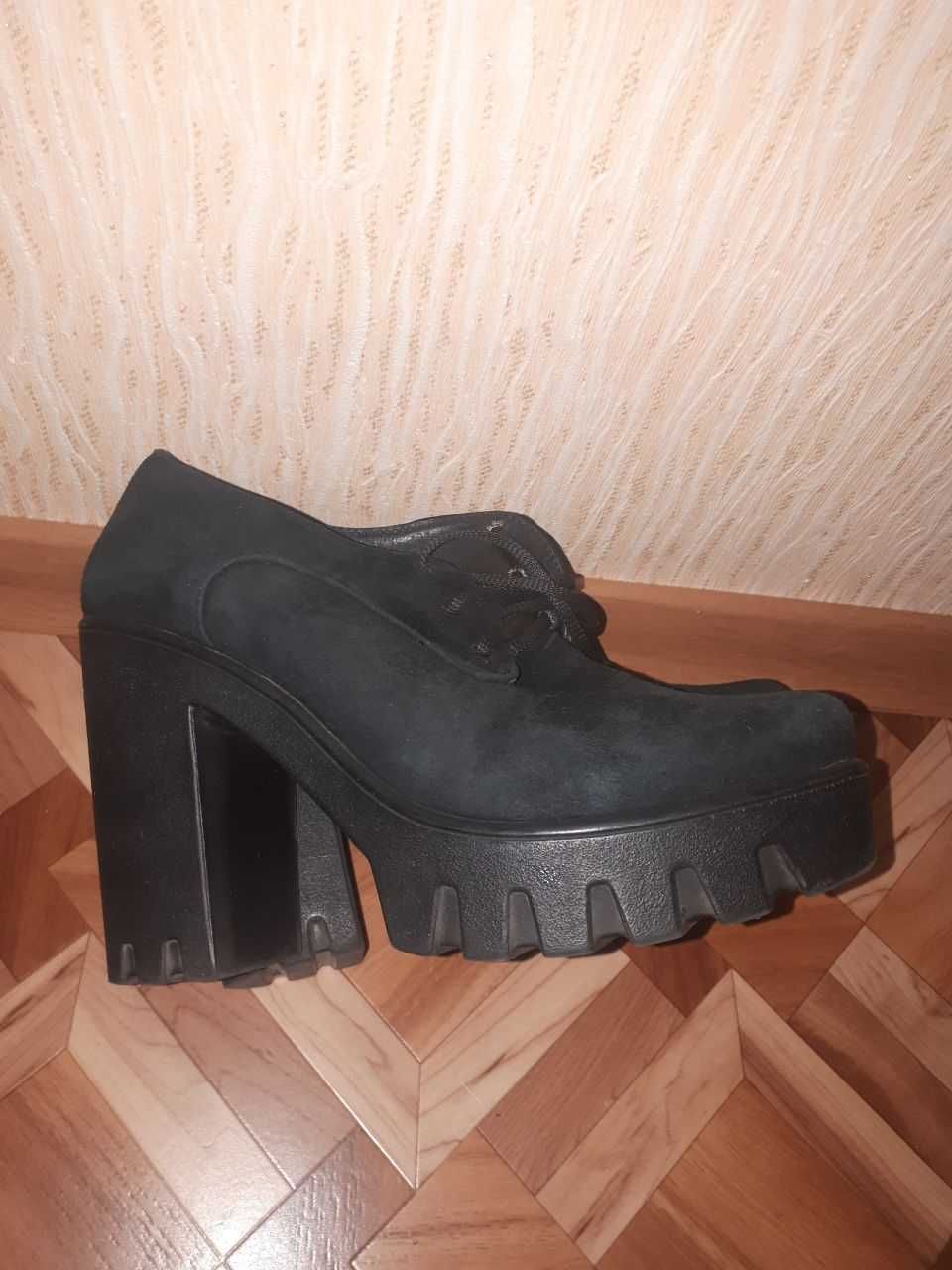 Продам взуття туфлі босоніжки
