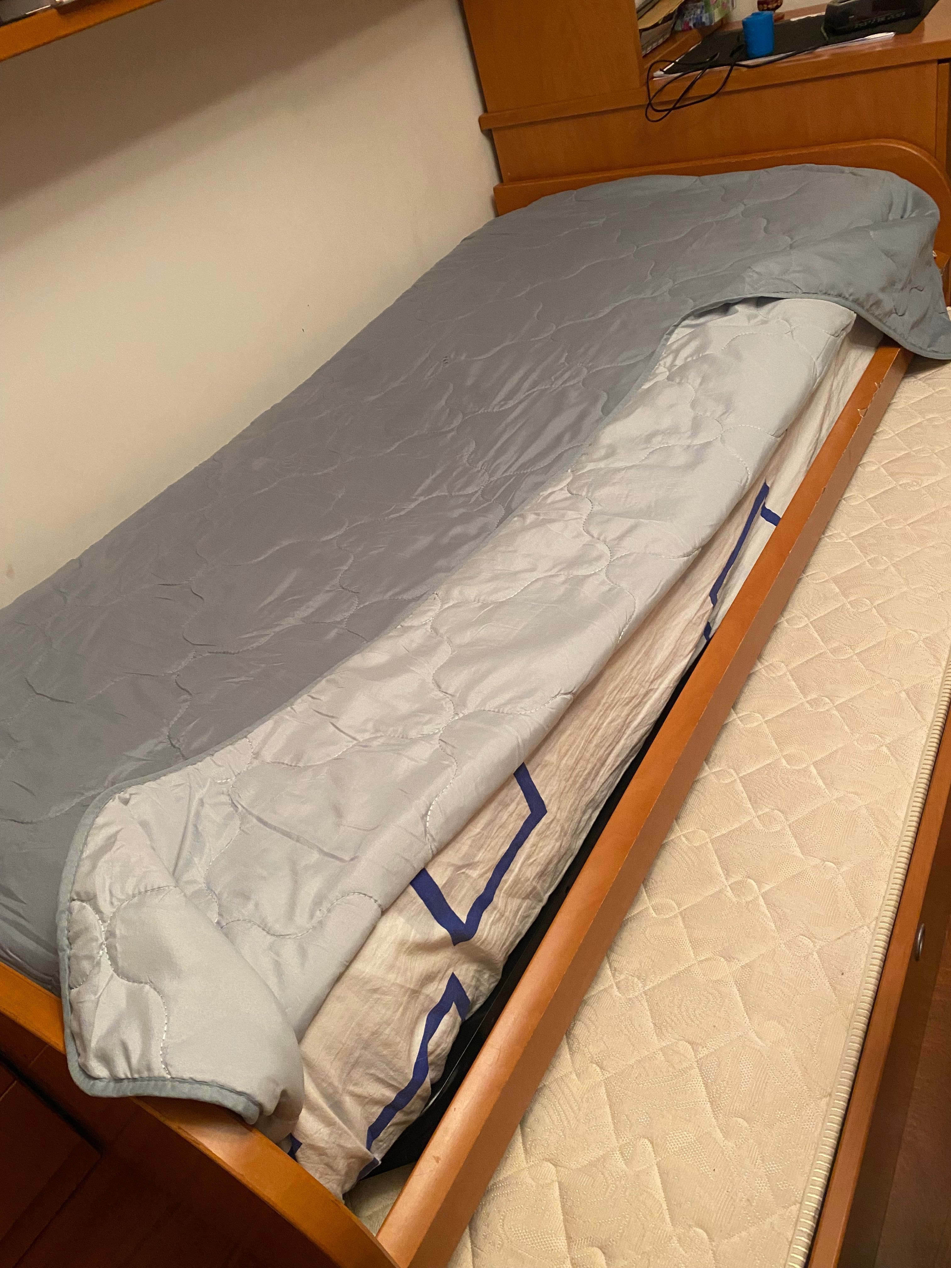 Cama dupla de madeira com gavetão