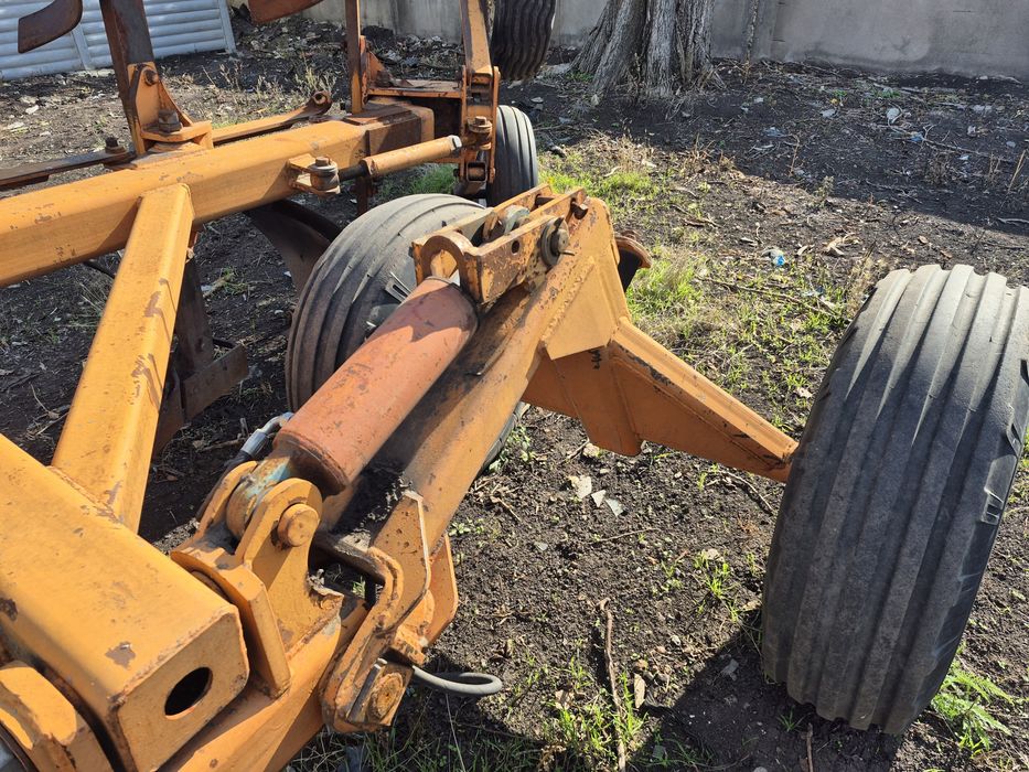 Плуг оборотний 7 корпусний