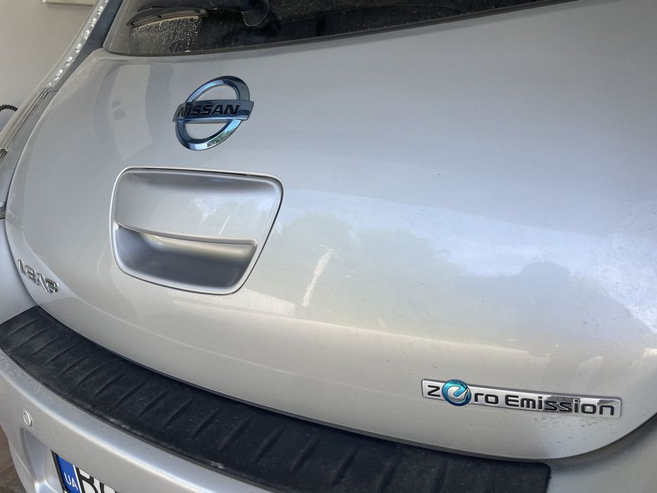 Nissan LEAF ручка кришки багажника.