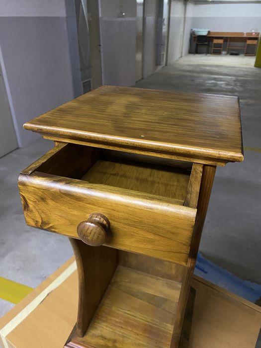 Móvel castanho maciço decorativo de apoio