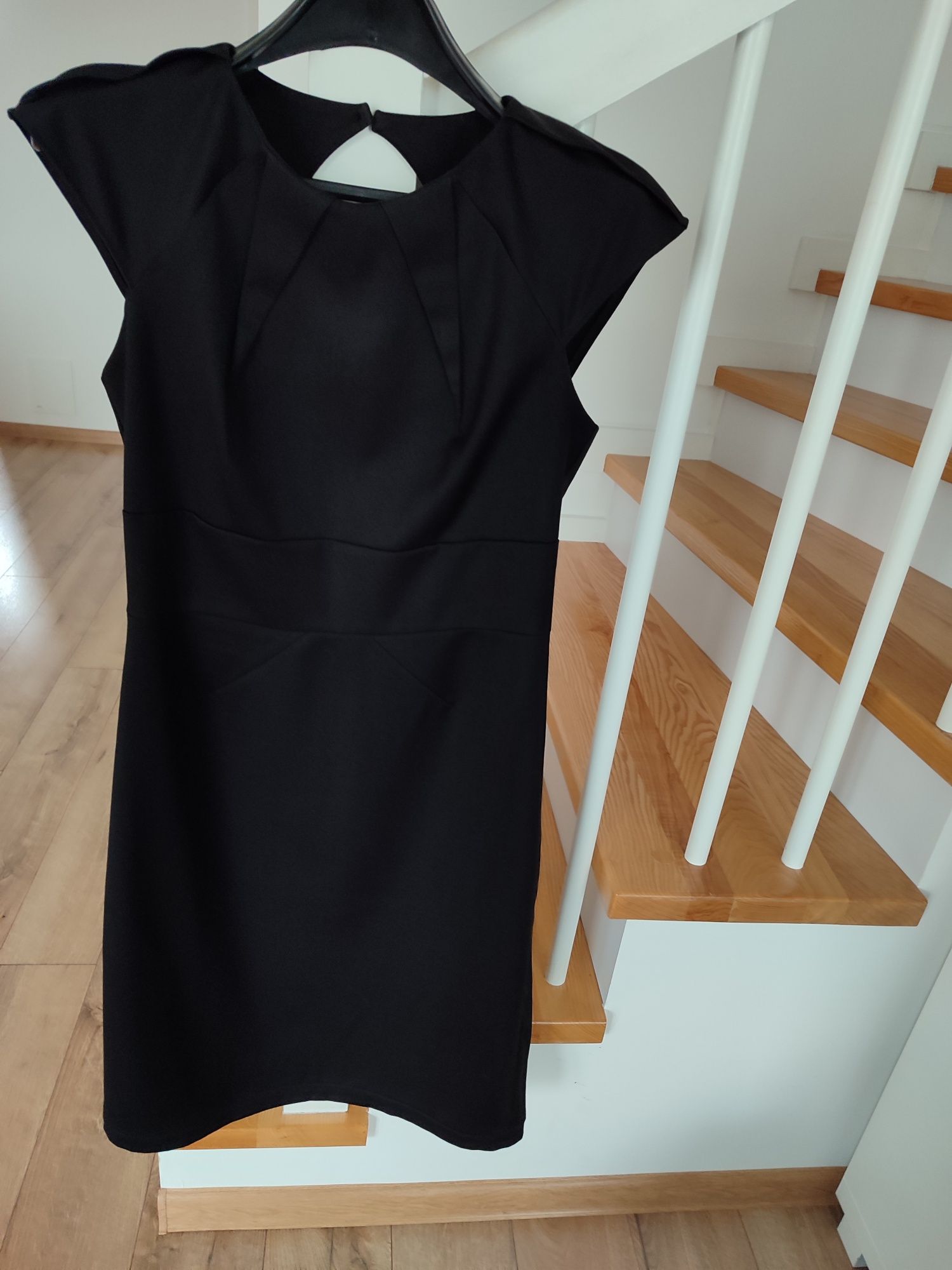 Czarna elegancka dopasowana sukienka 38 M mała czarna