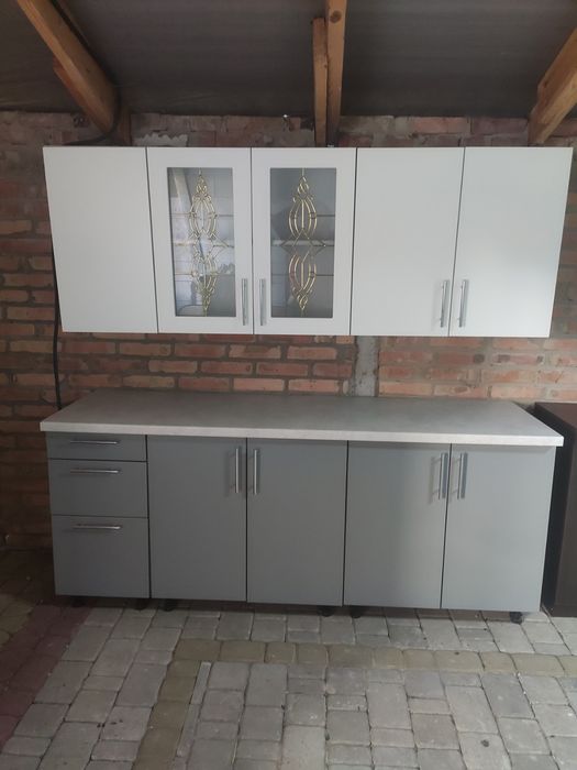 Продаю нову кухню з вітрини 2м.