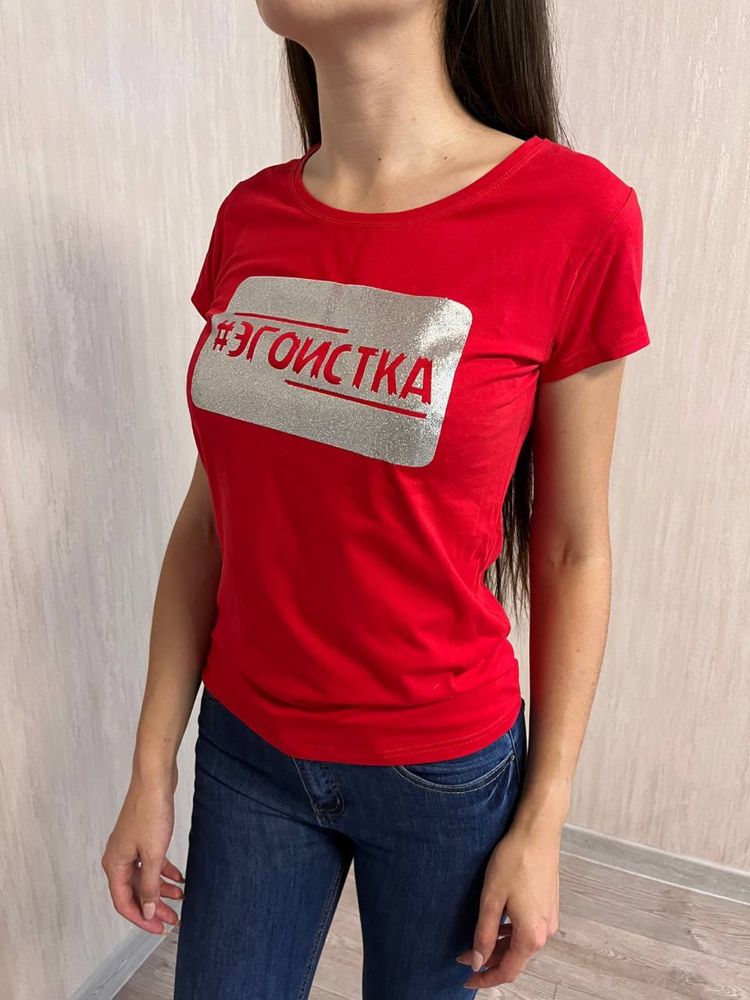 Червона футболка з написом