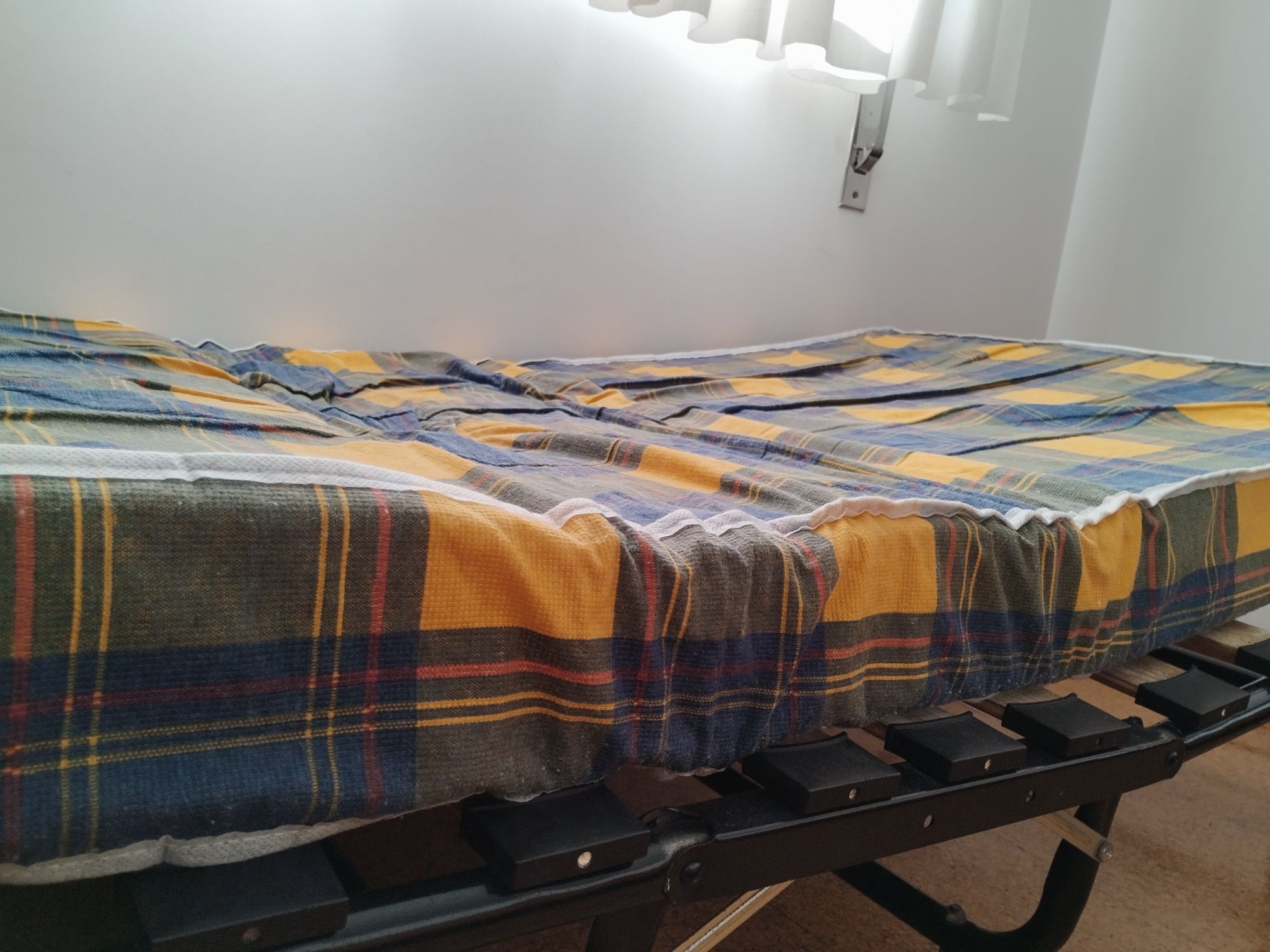 Cama dobrável tipo divã