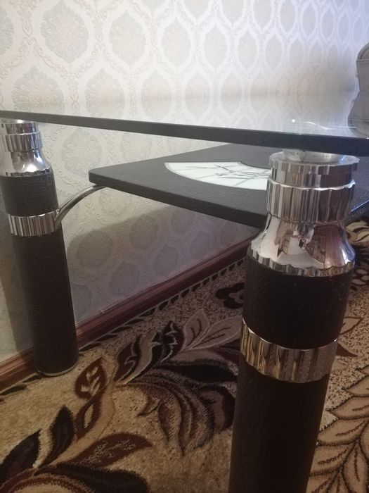 Скляний обідній стіл