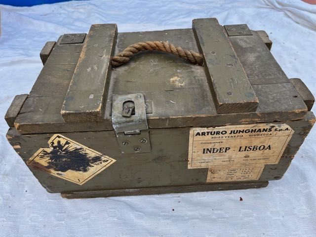 Caixa antiga de munições