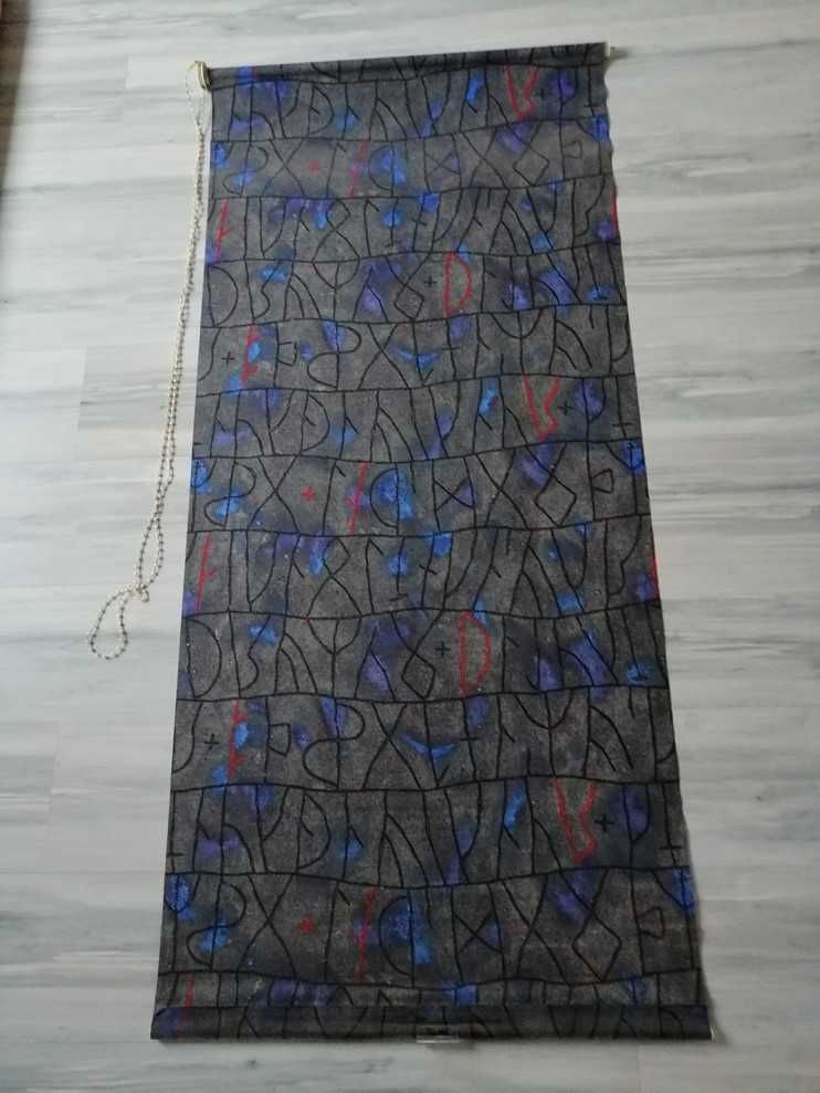 Roleta okienna materiałowa, wzorzysta. Ze wzorem run. ok. 70x150 cm.