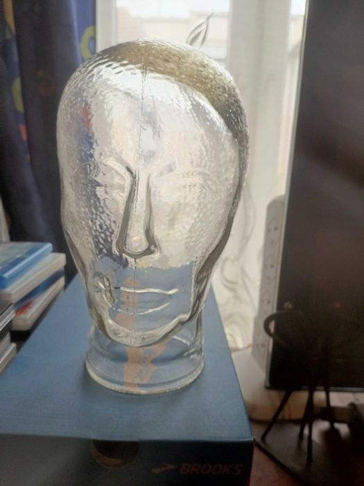 Szklana głowa na słuchawki