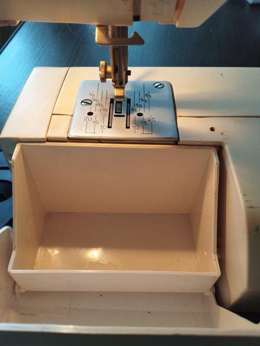 Продам швейну машинку