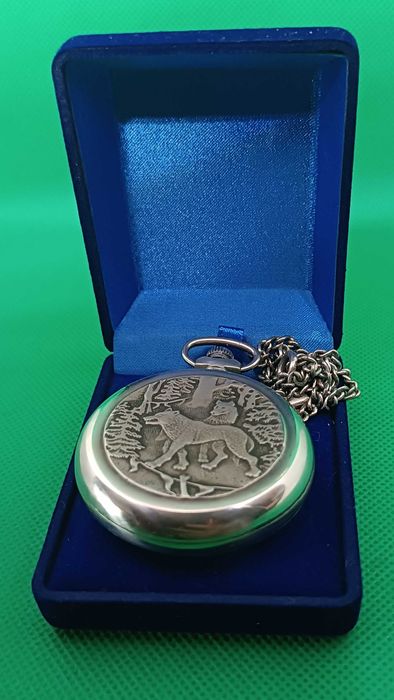 Часы  карманные Молния " Волки " с родной цепочкой в футляре