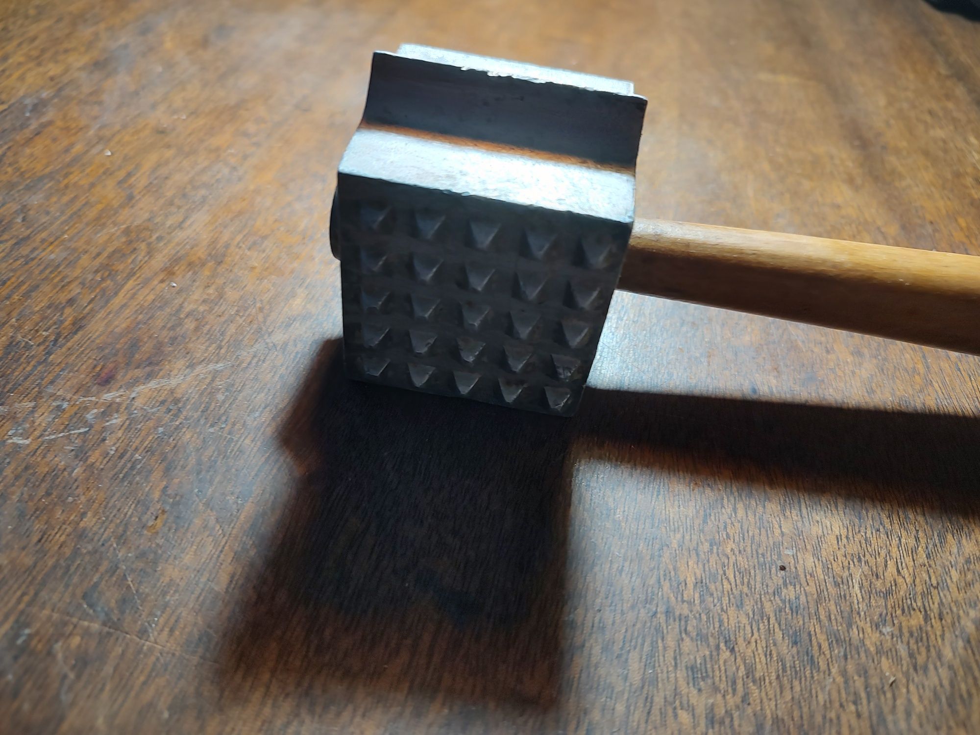 Кухонный молоток для отбивания с деревянной ручкой