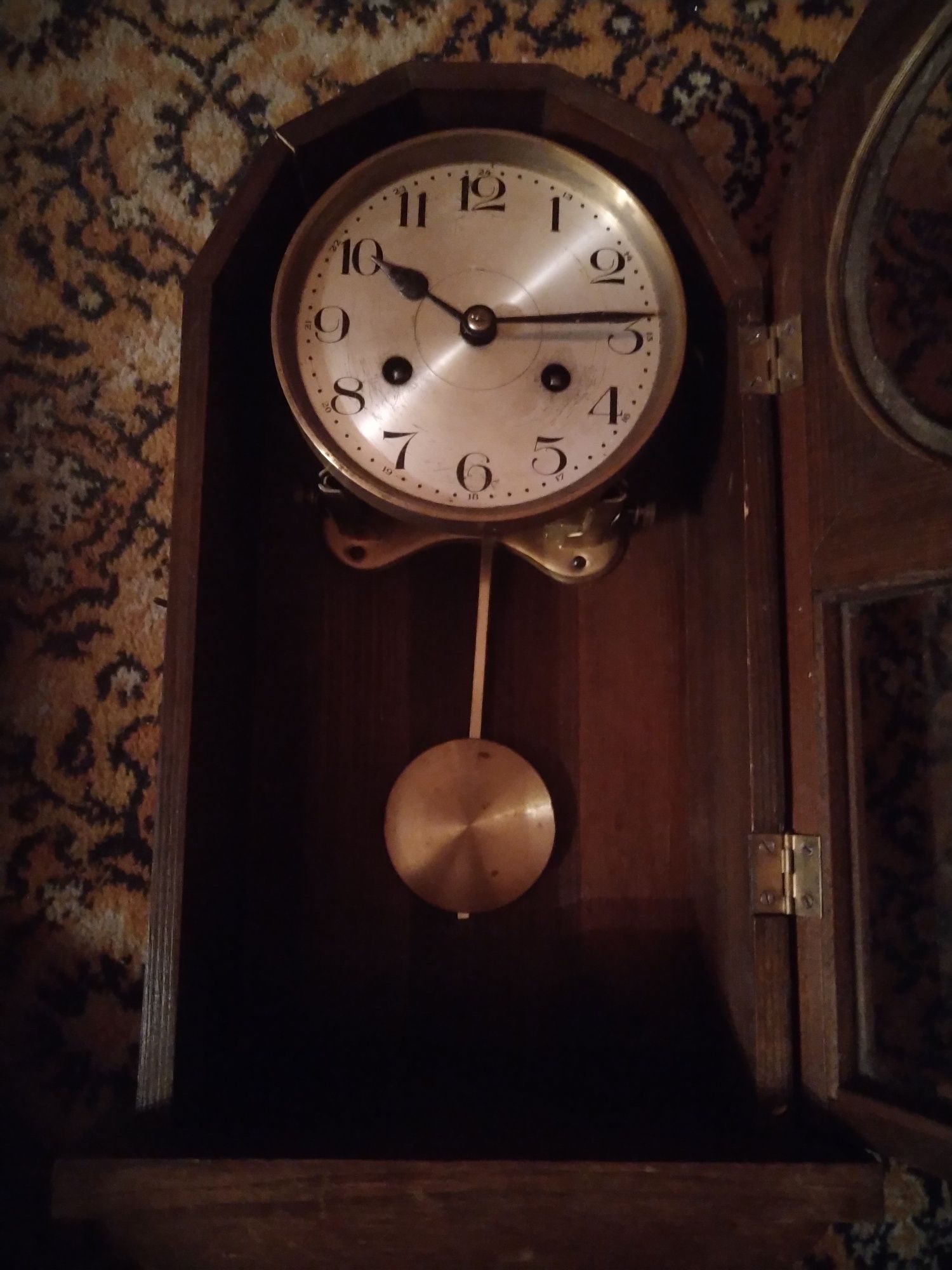 Stary zegar ścienny.