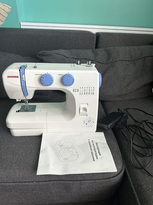 Швейна машина Janome Top 12