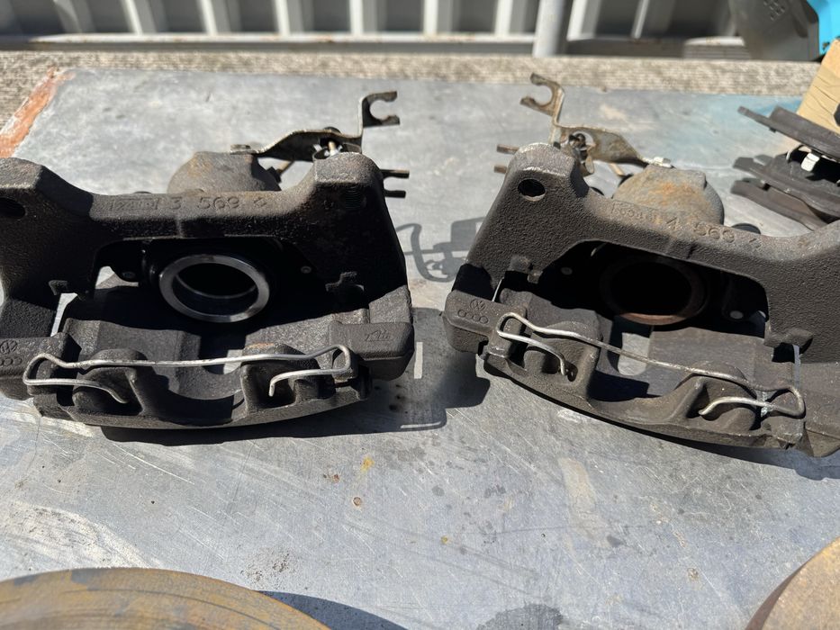 Продам суппорта передние колодки Ауди А4 Б6 Б7