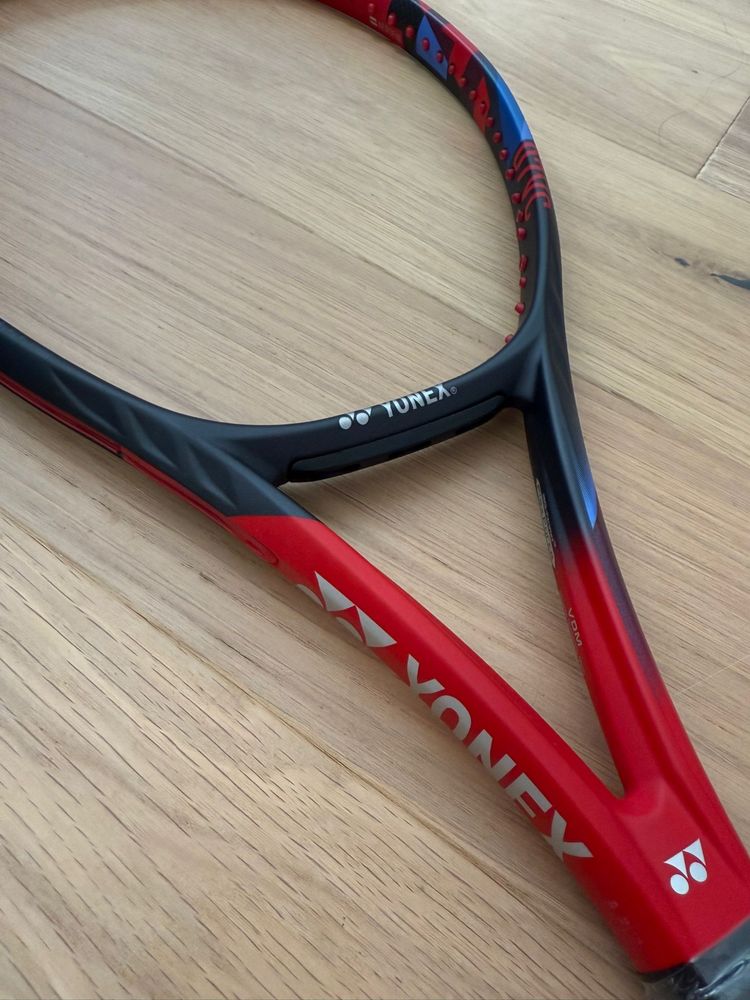 Rakieta tenisowa Yonex vcore 100 o wadze 300g, rączka 2