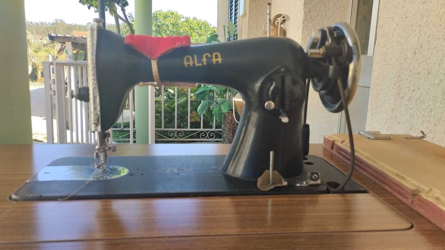 Máquina de Costura Alfa Antiga