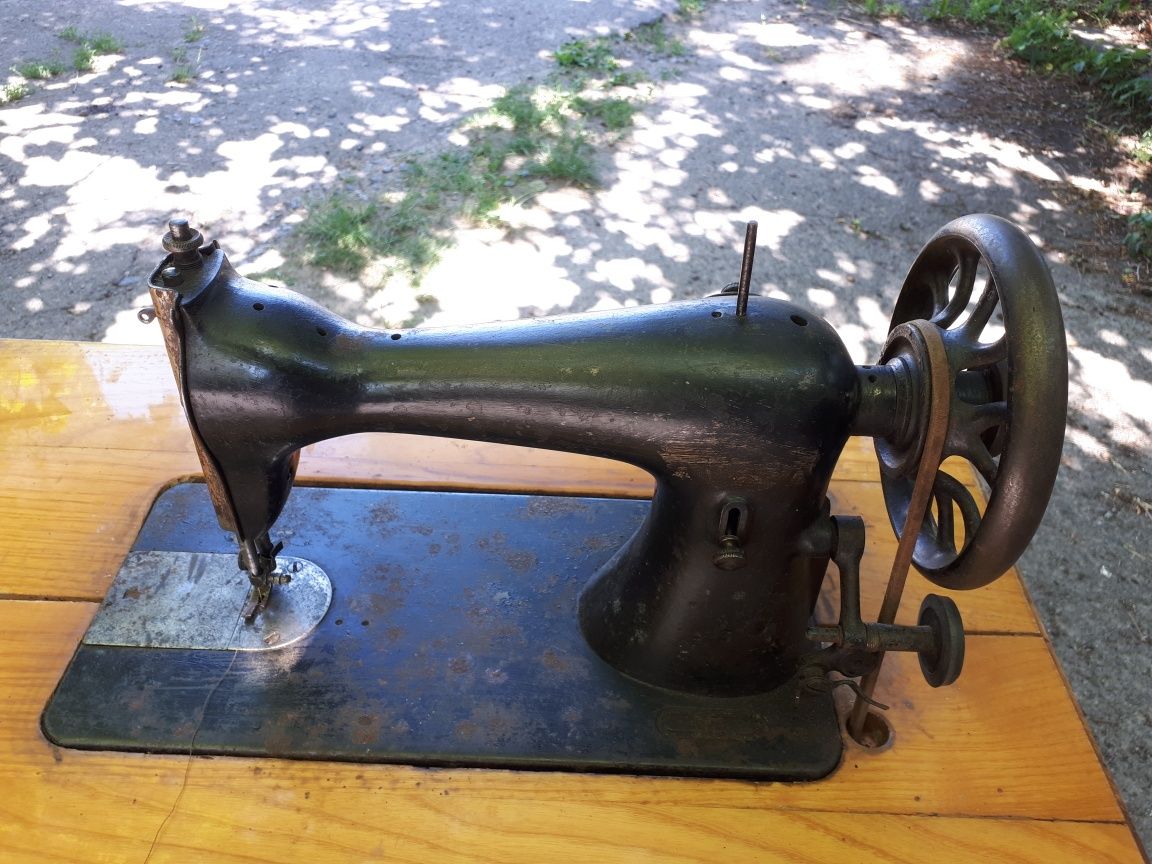 Старовинна швейна машинка "ЗІНГЕР"