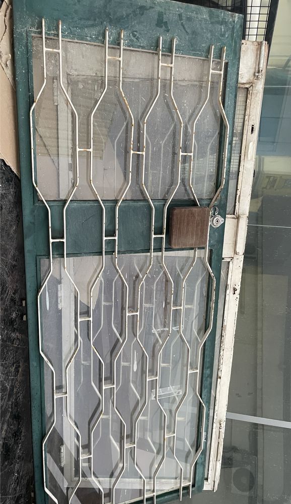 Duas portas em Ferro c/ grande