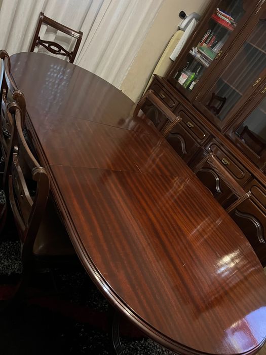 Sala de estar ( armário , mesa extensível e 6 cadeiras)