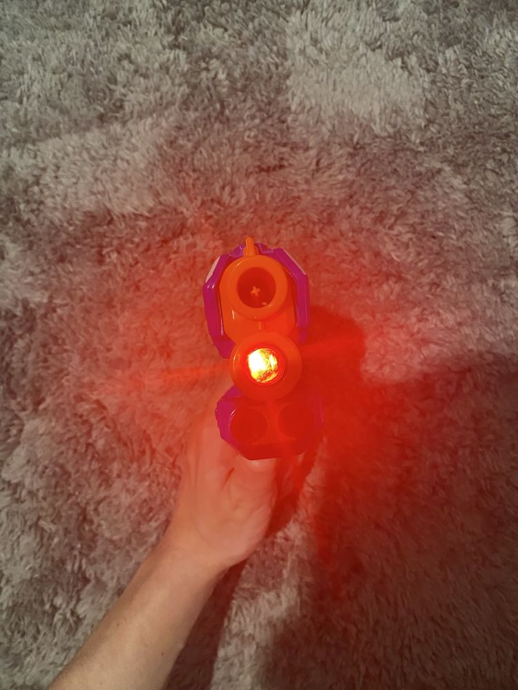 Nerf z lasrem czerwonym