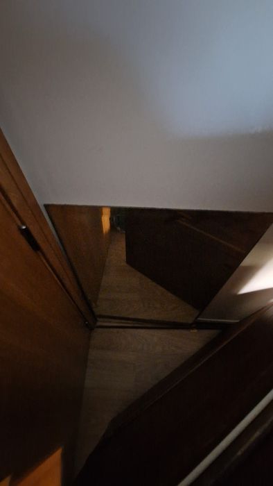 Armário antigo com porta de espelho