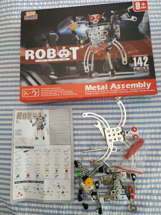 Robô em metal para montar