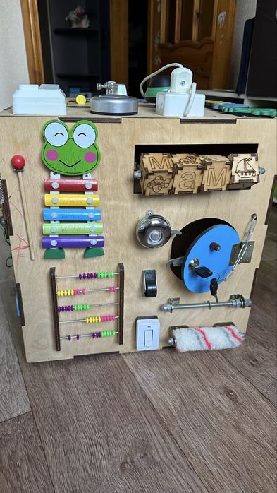 Бізікуб (бізіборд) деревʼяний