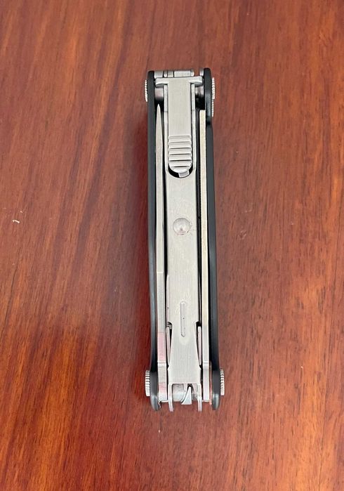 Multitool LEATHERMAN Charge ALX + Kabura