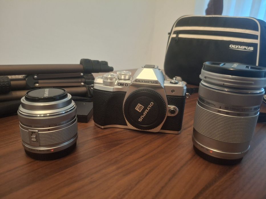 Câmara Fotográfica Olympus E-M10 III com duas objetivas