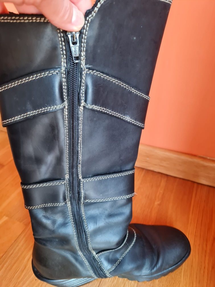 Botas em pele marca FLY 39