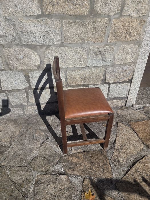 Cadeiras de madeira com acento em pele (10 uni.)