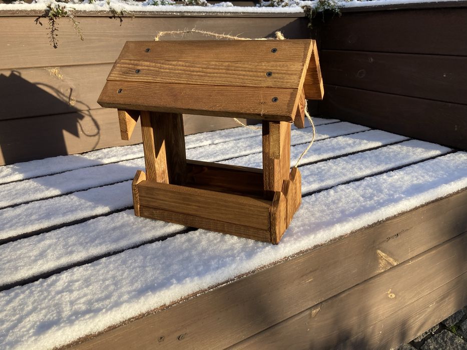 Кормушка для небольших птиц