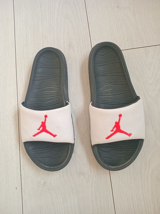 Оригінальні шльопанці jordan розмір 39.5
Jordan