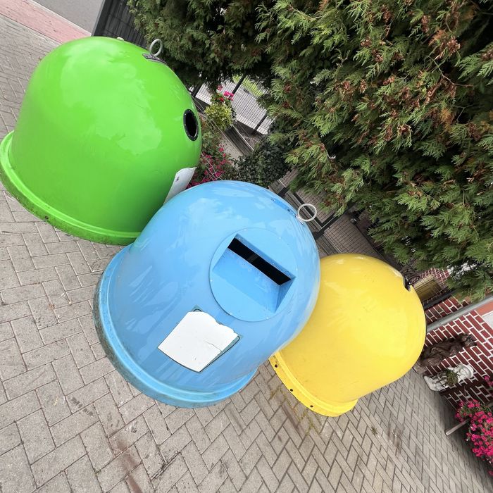 Zestaw pojemników Igloo typu dzwon - niebieski, zielony i żółty 1,5m3