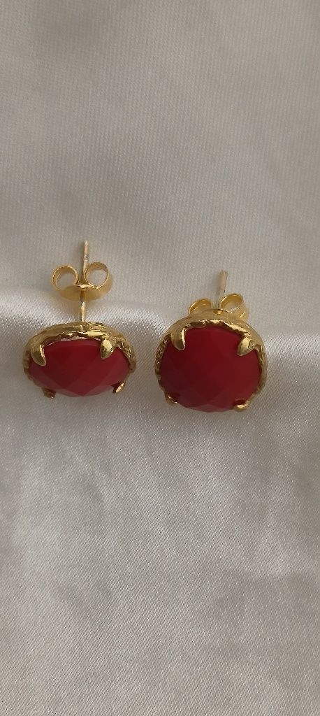 Brincos em prata com pedra cor coral